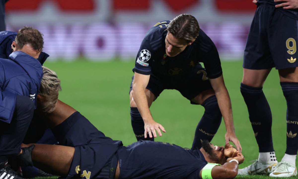  Juventus' Brazilian defender #03 Bremer lies on the football pitch after picking up an injury during the UEFA Champions League football match between RB Leipzig and Juventus FC at the Red Bull Arena in Leipzig on October 2, 2024. (Photo by Ronny HARTMANN / AFP)
     -  (crédito:  AFP)