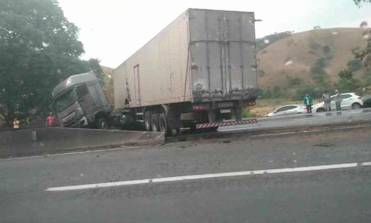 Carreta em L na pista sentido São Paulo da Fernão Dias -  (crédito: Redes Sociais)