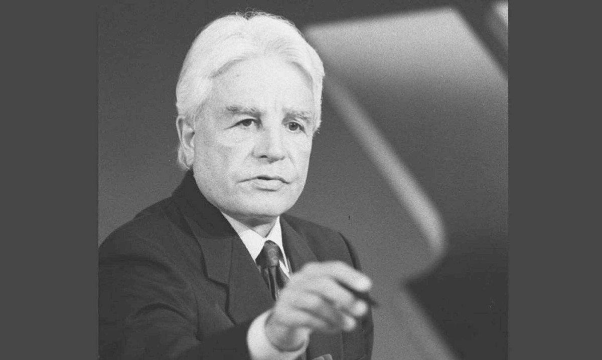 Apresentador Cid Moreira no telejornal da Rede Globo Jornal Nacional em 1995 -  (crédito: Chico Ferreira/Folhapress)