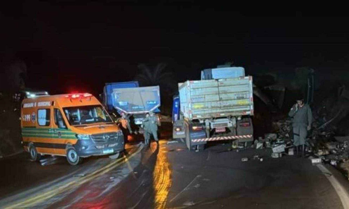 Duas pessoas morreram e uma ficou ferida em batida com carretas na BR-356 -  (crédito: CBMMG)