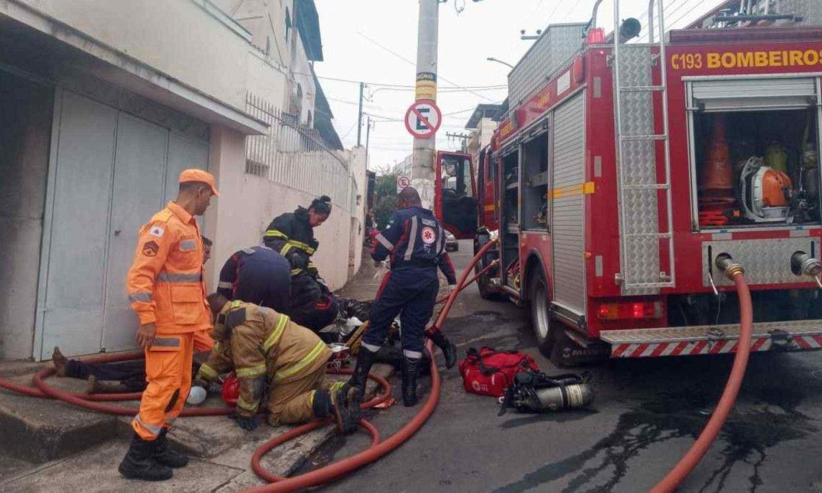 Militares deram suporte à vítima com oxigênio e iniciaram as manobras de reanimação cardiopulmonar, mas morte foi confirmada ainda no local -  (crédito: CBMMG)