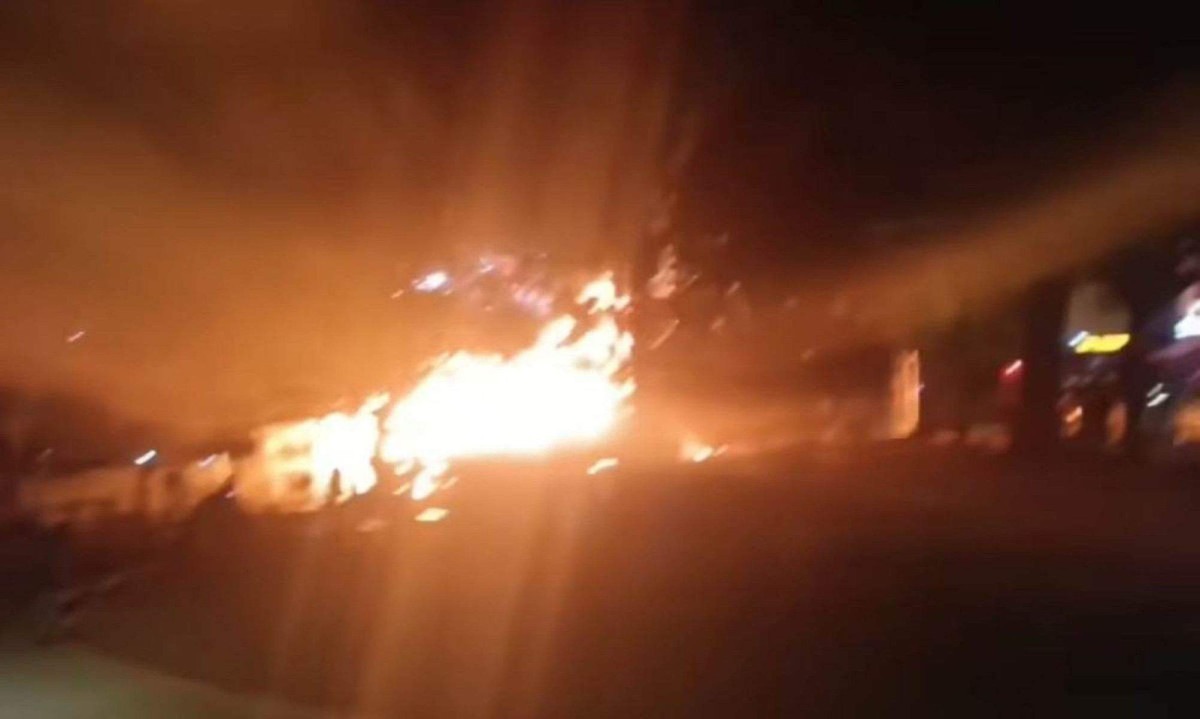 Ônibus da linha 9214 pegou fogo na noite dessa quarta-feira (2) no bairro Salgado Filho -  (crédito: Redes Sociais)