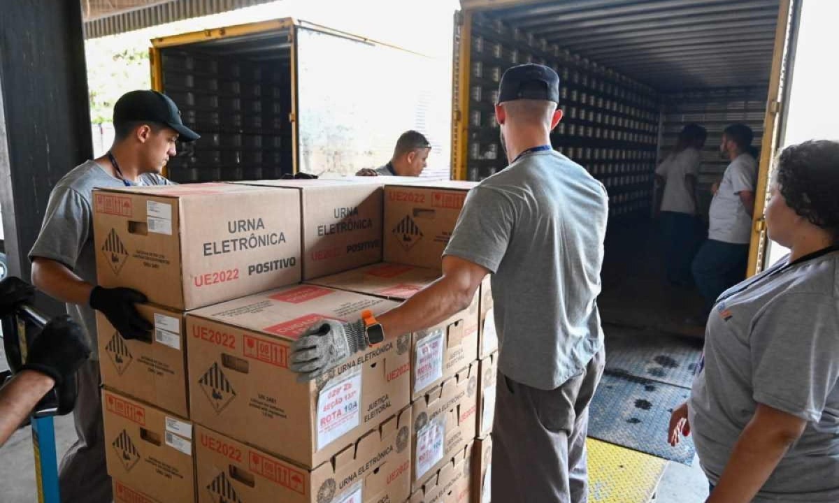 TRE começou a distribuir as urnas para o primeiro turno deste domingo (6/10) -  (crédito: Leandro Couri/EM/D.A Press)