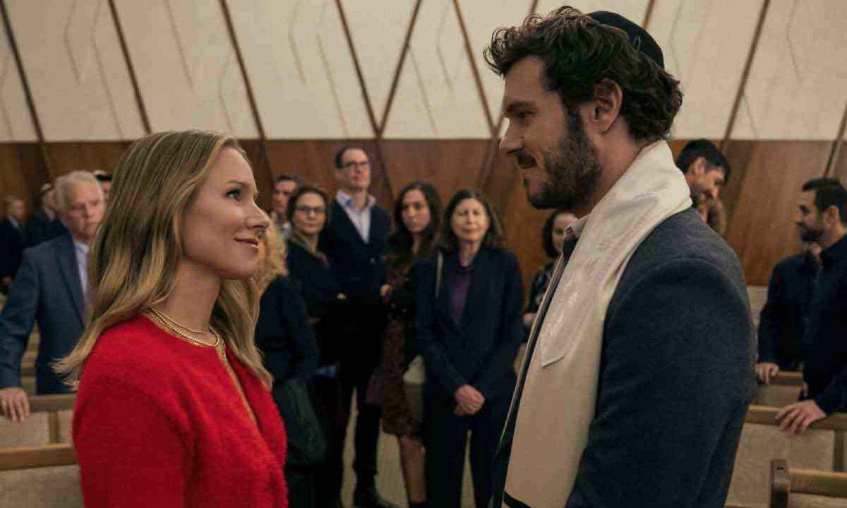 Em "Ninguém quer", a não judia Joanne (Kristen Bell ) e o rabino Noah (Adam Brody)  se apaixonam e enfrentam a oposição da família dele à relação -  (crédito: netflix/divulgação)