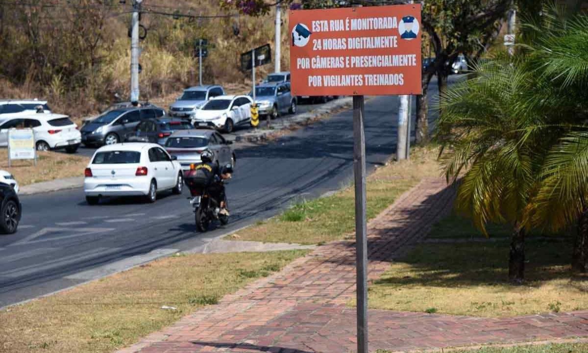 Avenida Presidente Eurico Dutra, uma das vias que terão o sistema de monitoramento reforçado: até novembro, pelo menos seis câmeras inteligentes deverão ser instaladas no bairro -  (crédito: Gladyston Rodrigues/EM/D.A Press)