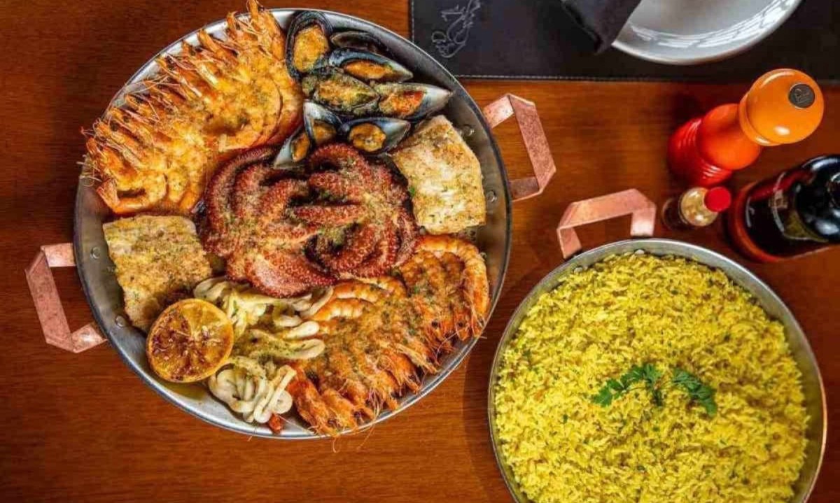 'Rede de Pescador': famoso prato tem polvo, camarão, mexilhões, peixe e lula grelhados com molho provençal -  (crédito: Coco Bambu/Divulgação)