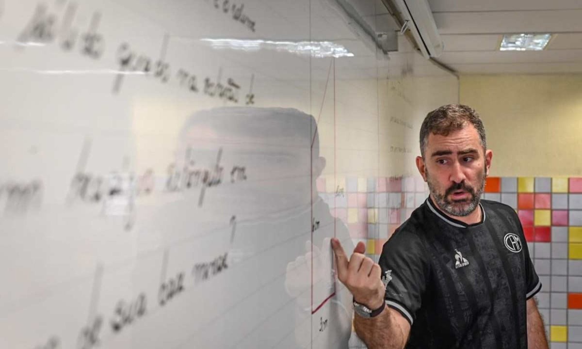 Para Igor Magalhães Cunha, professor de matemática do Bernoulli, é fundamental concentrar-se nos tópicos que têm mais chances de aparecer na prova e são mais acessíveis para os alunos -  (crédito: Leandro Couri/EM/DA Press )