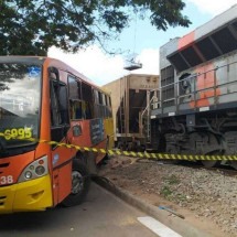 Carro não respeita a placa de 'Pare' e é albaroado por trem em Betim - Redes sociais