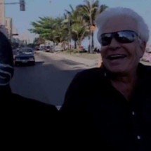 Cid Moreira participou de clipe do Bonde do Tigrão com Mister M - Reprodução / TV Globo