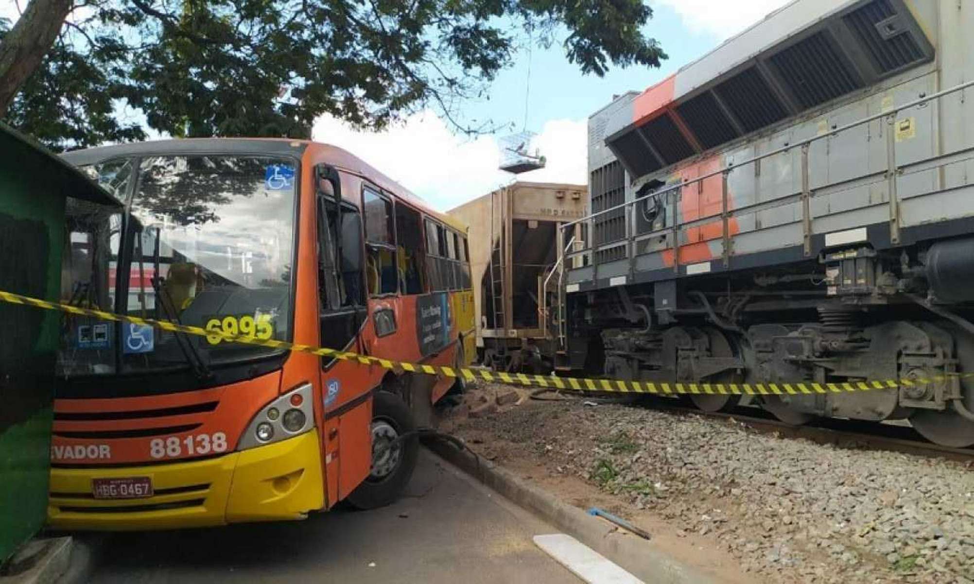 Carro não respeita a placa de 'Pare' e é albaroado por trem em Betim