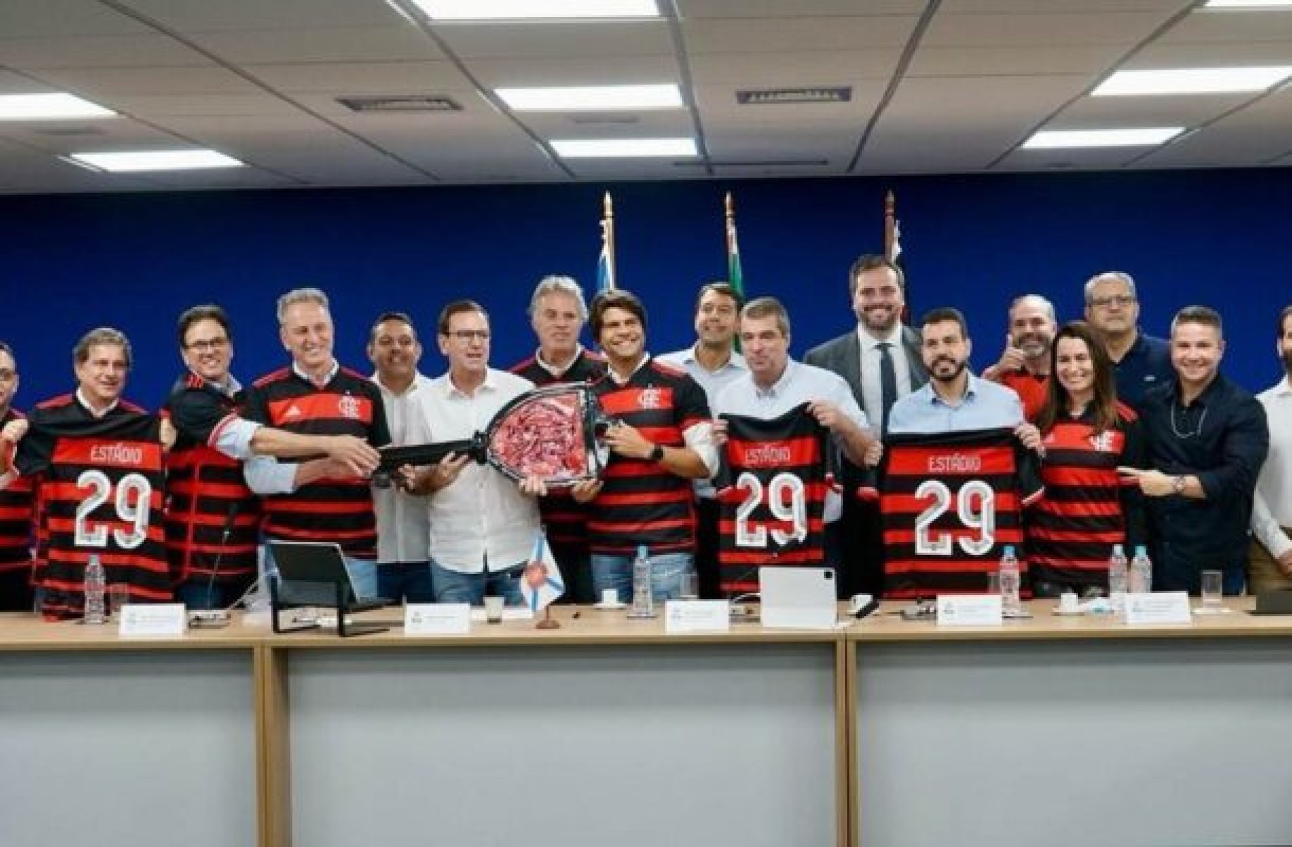 Flamengo toma posse do terreno do Gasômetro