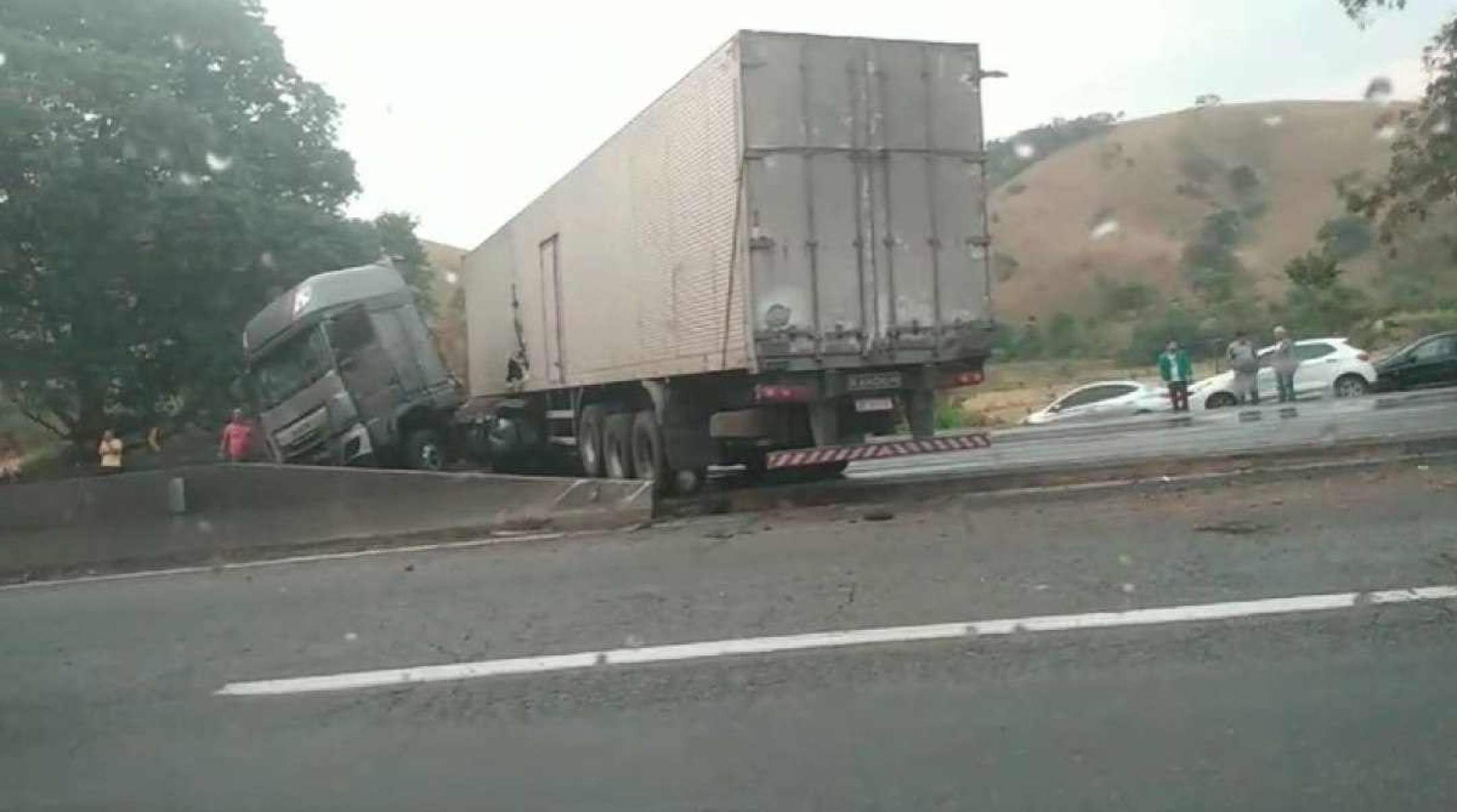 Carreta em 'L' e carro capotado complicam trânsito na BR-381