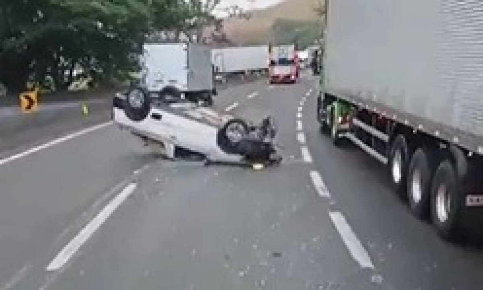 Carro capotado na pista sentido Belo Horizonte da Fernão Dias