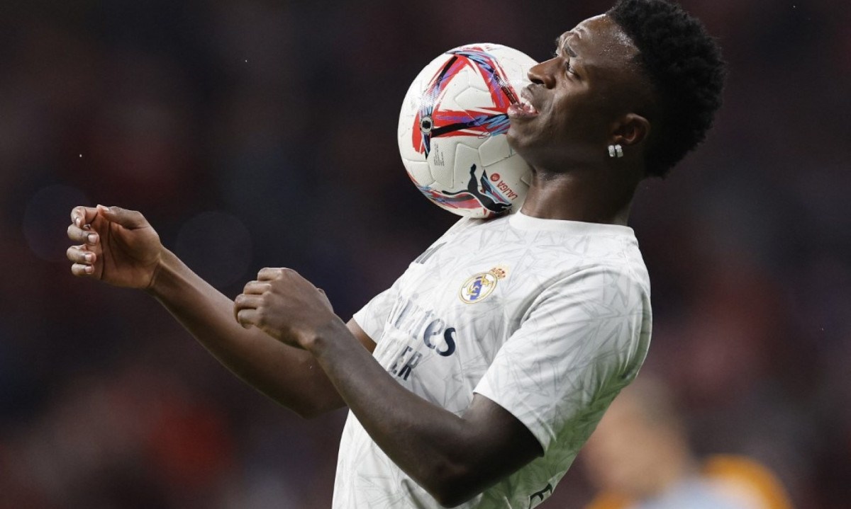  Real Madrid's Brazilian forward #07 Vinicius Junior warms up before the Spanish league football match between Club Atletico de Madrid and Real Madrid CF at the Metropolitano stadium in Madrid on September 29, 2024. (Photo by OSCAR DEL POZO / AFP)
       -  (crédito:  AFP)