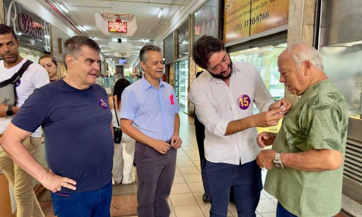 Gabriel Azevedo visitou a Galeria do Ouvidor, no centro de BH -  (crédito: Campanha Gabriel Azevedo/Divulgação)