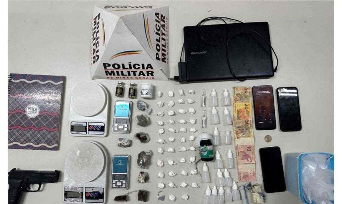 Drogas, armas, celulares, balanças foram encontradas na casa usada como ponto de venda de drogas -  (crédito: PMMG)