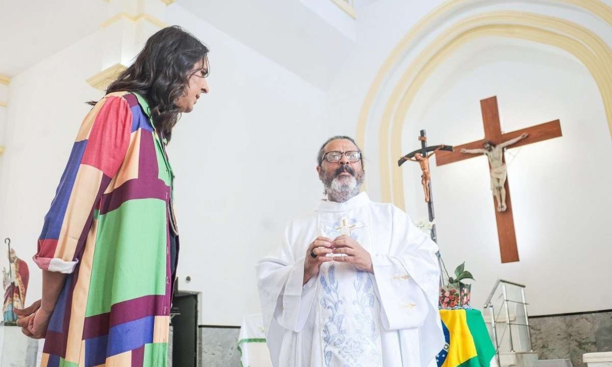 Duda recebeu uma benção do Padre Mauro -  (crédito: Cadu Passos/Divulgação)