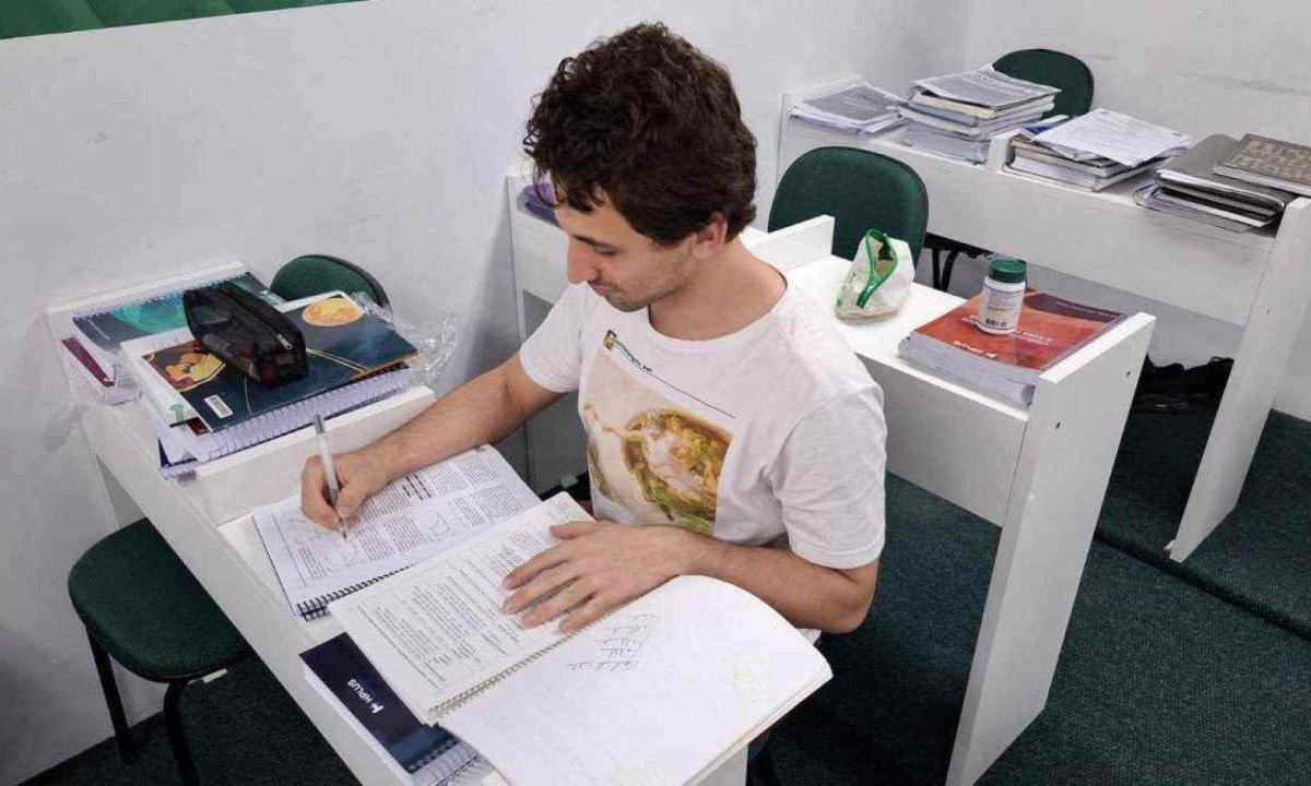 O estudante Igor Teixeira tenta, pelo segundo ano consecutivo, o atendimento especializado, que lhe garante mais tempo para fazer a prova do Enem  -  (crédito: Ana Clara Rinaldi )