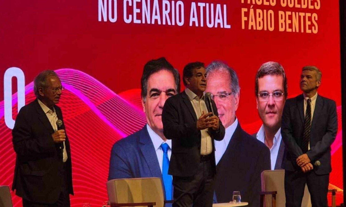 Abertura do Inova Varejo 2024 com Nadim Donato, presidente do sistema Fecomércio MG, e os economistas Paulo Guedes e Fábio Bentes -  (crédito: Jair Amaral/EM/D.A Press)