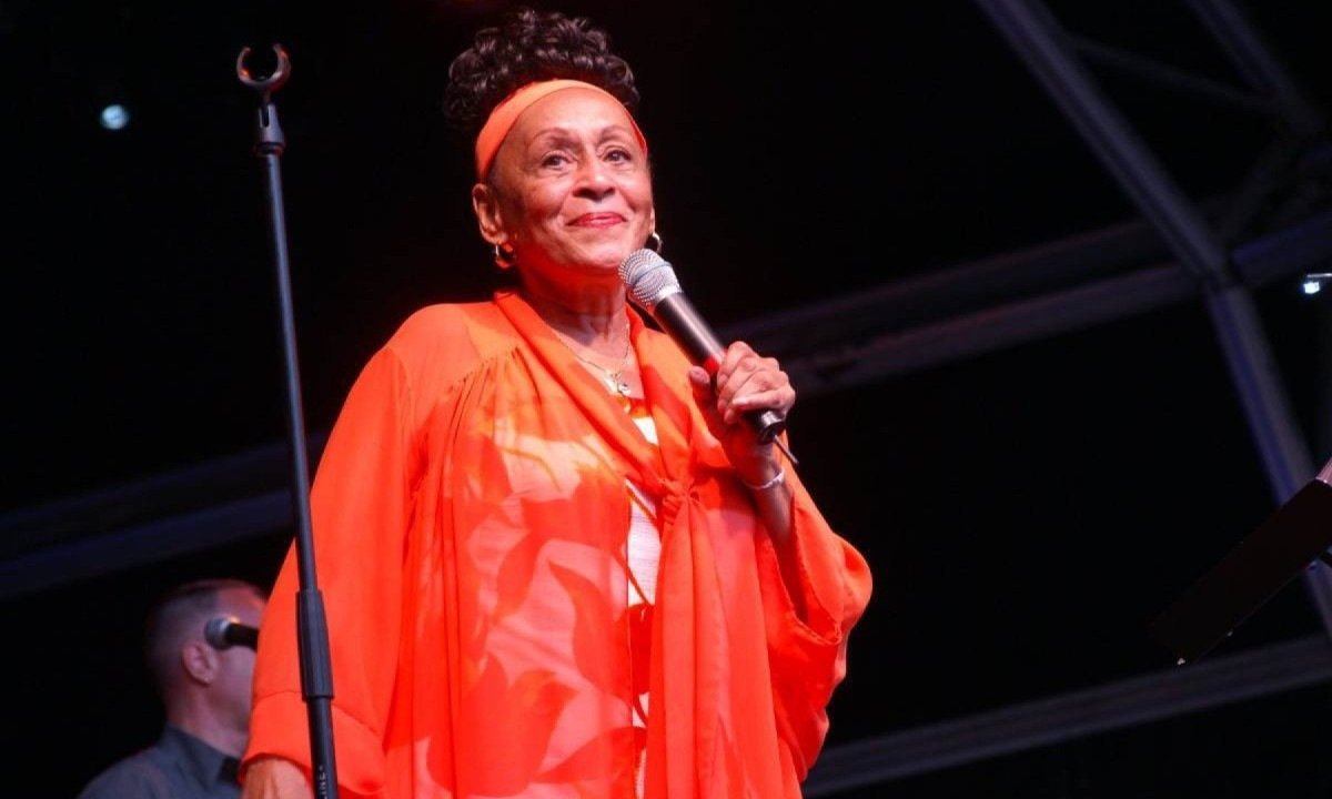 Omara Portuondo cantando em show na Espanha, em 2009 -  (crédito: Flickr/ayuntamento de vilanova i la geltrú)