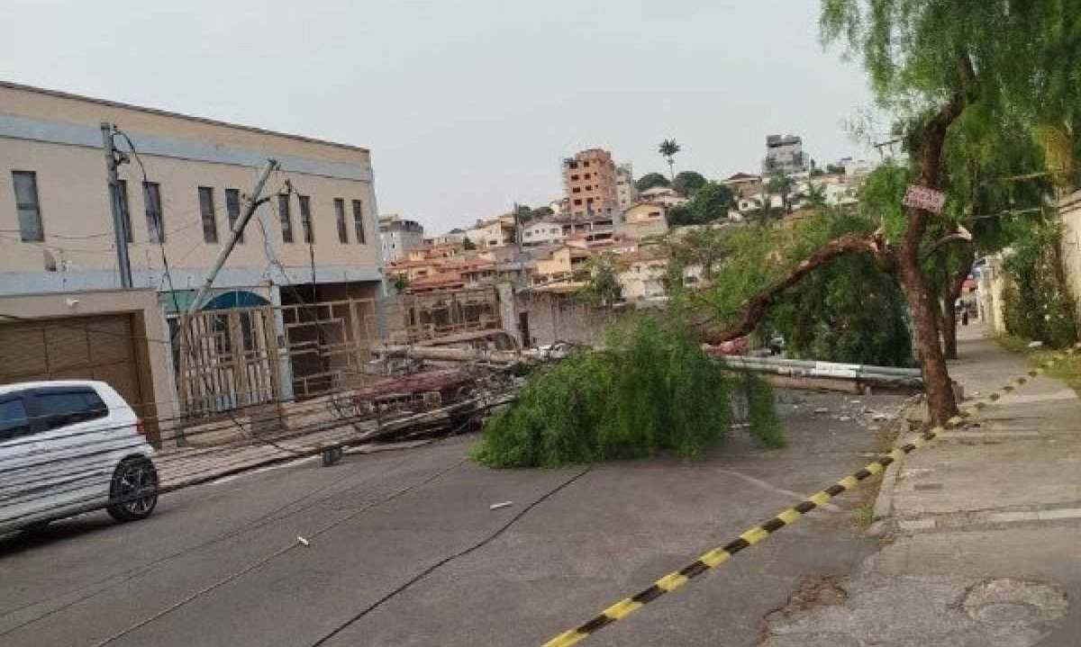 Queda de poste deixa moradores do bairro Jardim Riacho, em Contagem, sem luz -  (crédito: CBMMG)
