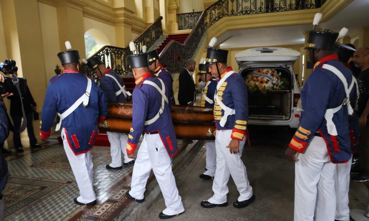 O corpo do jornalista Cid Moreira chega ao Palácio Guanabara onde é velado nesta sexta-feira (04/10) -  (crédito: Lorando Labbe /Fotoarena/Folhapress)