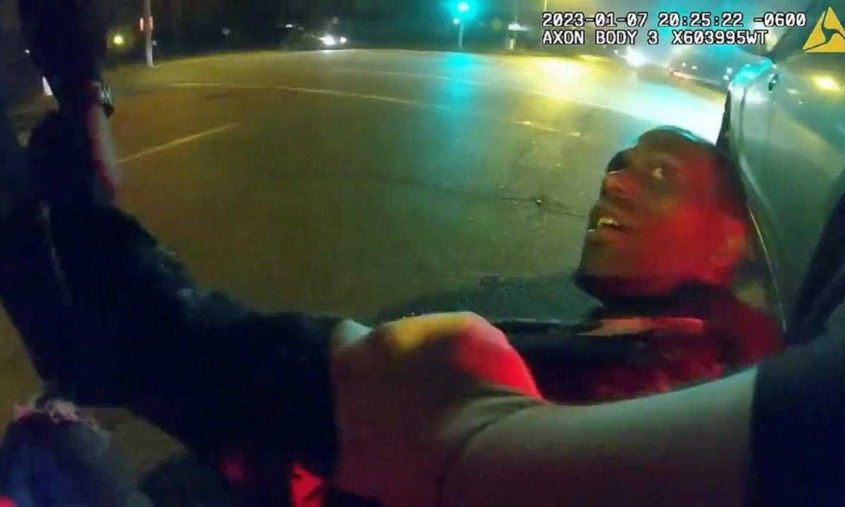 Frame de vídeo, captado por câmera corporal de policiais de Memphis, nos EUA, mostra Tyre Nichols assustado, subjugado pelos policiais que o abordaram -  (crédito: Divulgação/Polícia de Memphis (EUA))