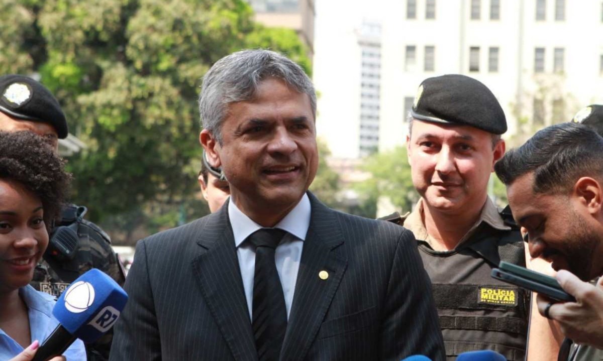 Coordenador do Gabinete Integrado de Segurança das Eleições, desembargador Carlos Henrique Perpetuo Braga, e o diretor de operações da PMMG, coronel Ralfe Veiga de Oliveira -  (crédito: Edesio Ferreira/EM/D.A Press)