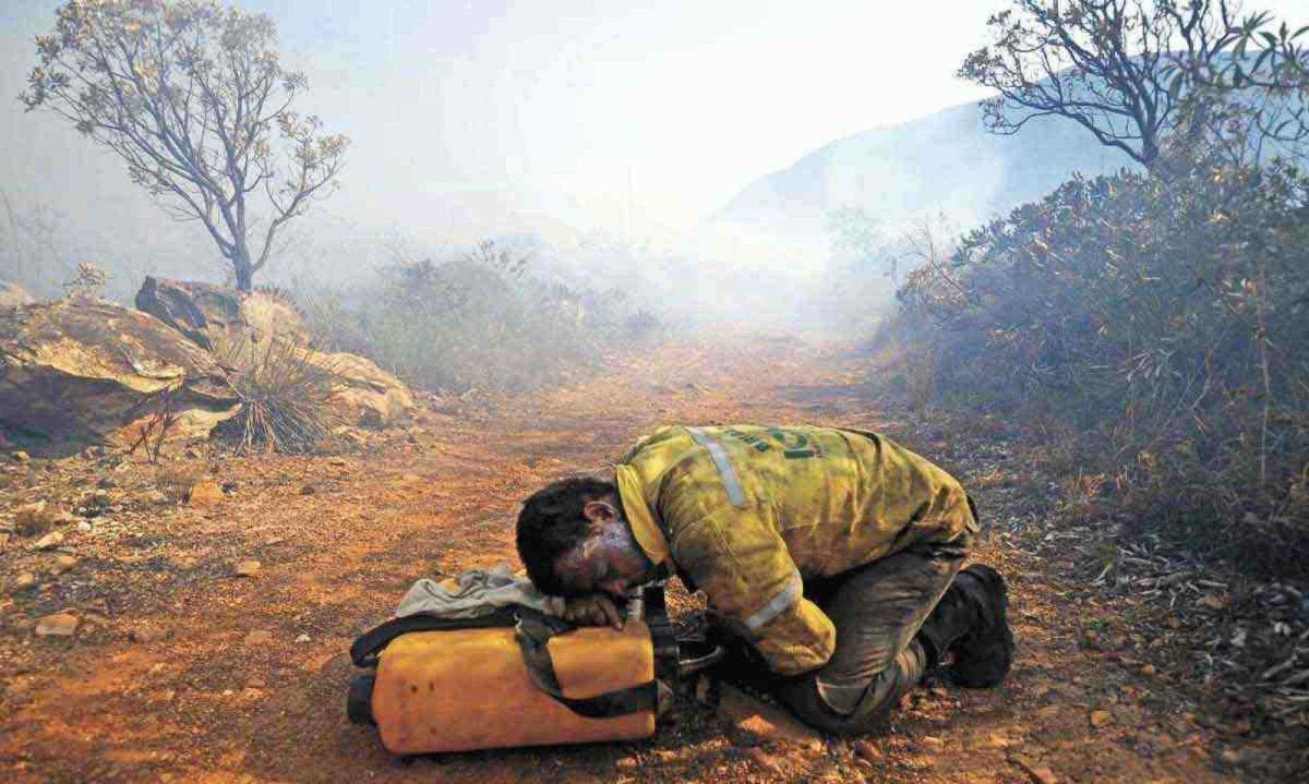 Brigadista extenuado pelo combate ao fogo em Minas Gerais: livro "Contra fogo"  leva, para a ficção, histórias vivenciadas pelo autor, Pablo Casella, em seu trabalho como gestor ambiental  -  (crédito: Leandro Couri/EM/D.A Press - 9/10/2020)