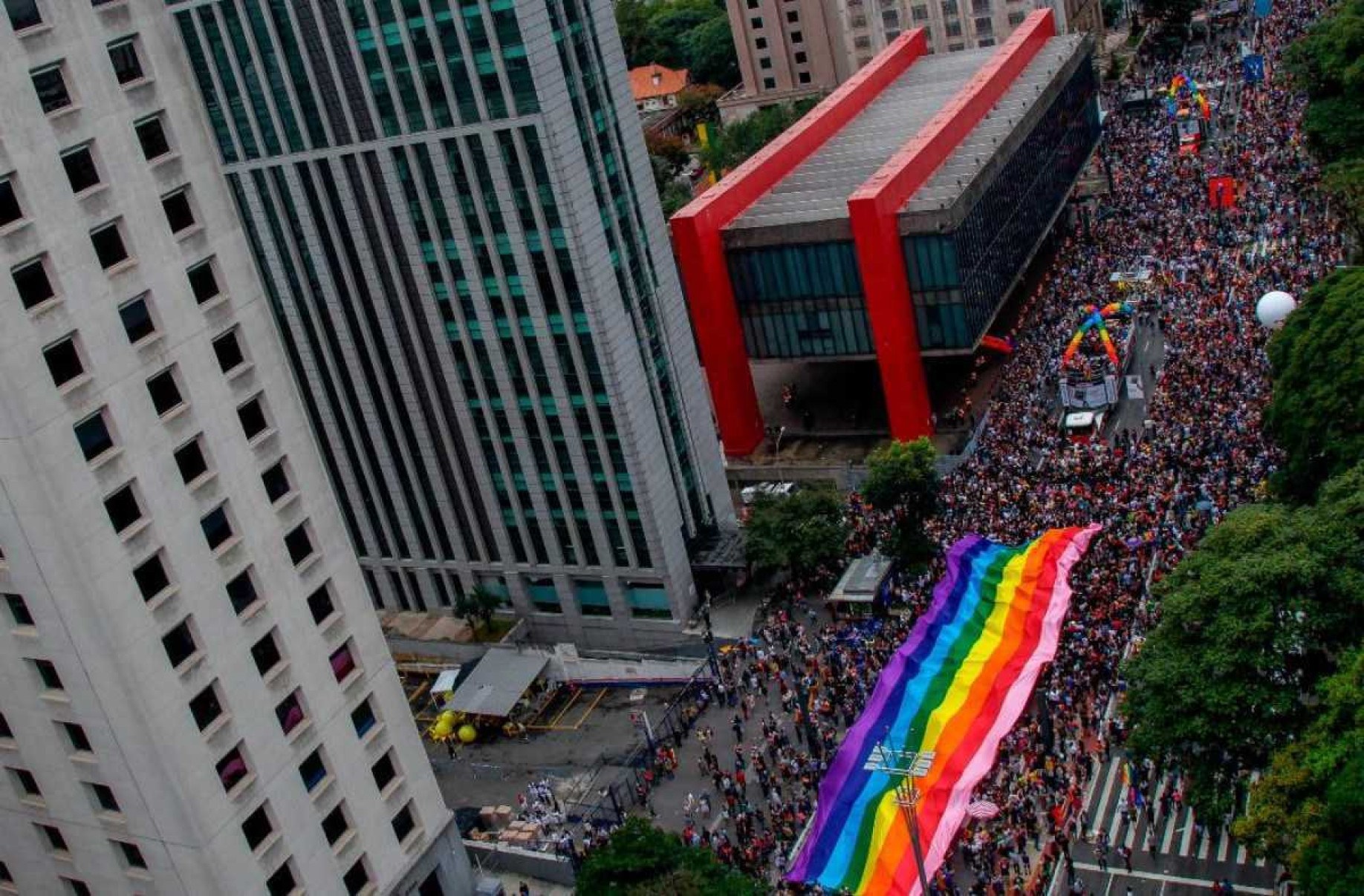 Parada do Orgulho LGBT+ em São Paulo reuniu mais de 70 mil pessoas 