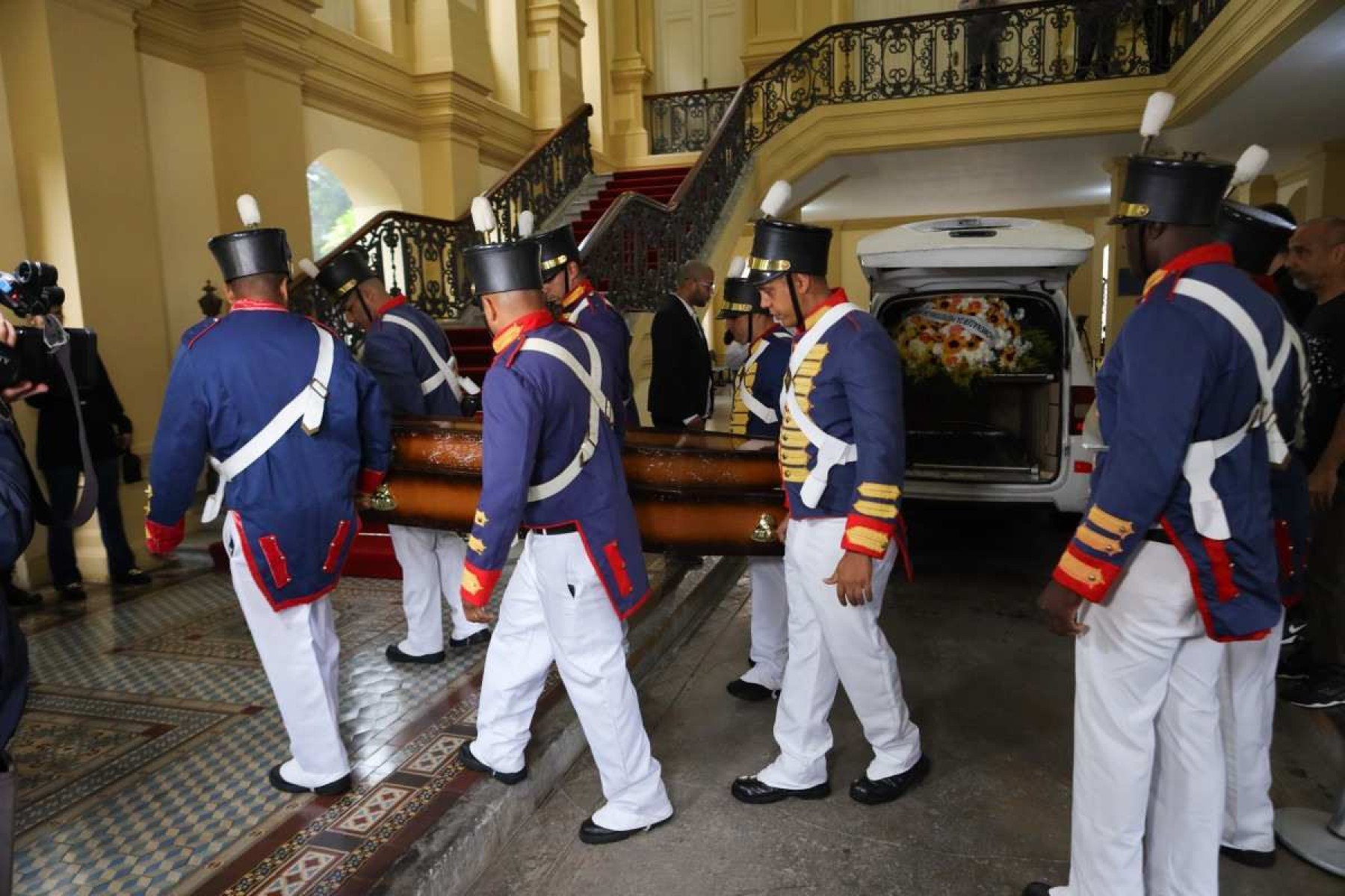 Corpo de Cid Moreira é velado no Palácio Guanabara