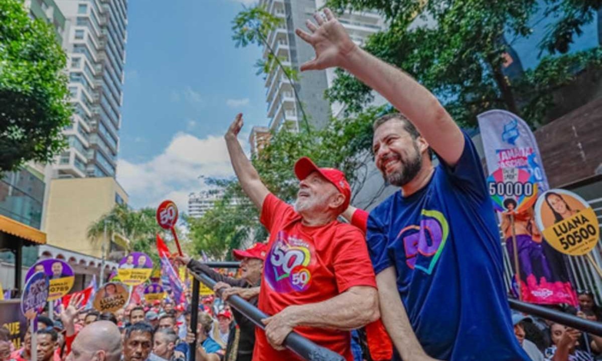 Lula e Boulos acenam para militantes em São Paulo, na véspera das eleições. Saldo das urnas do último dia 6 deixou o PT com 248 prefeituras -  (crédito:  Ricardo Stuckert/PR)