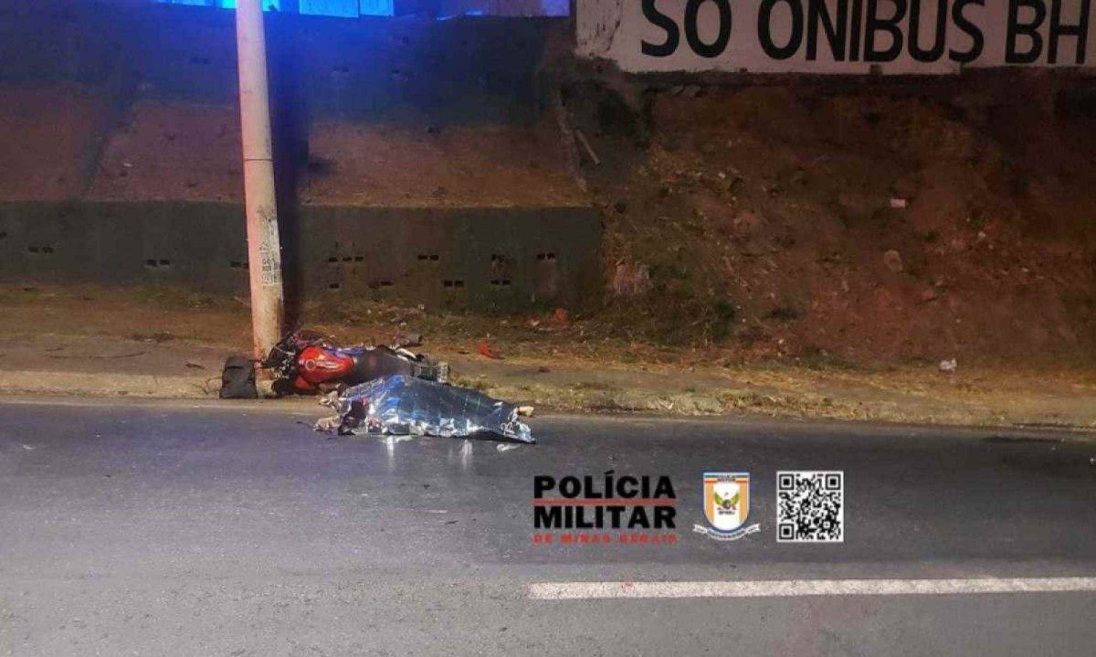 Causas do acidente são desconhecidas. Suspeita-se que vítima possa ter sido fechada por um carro -  (crédito: PMRv)