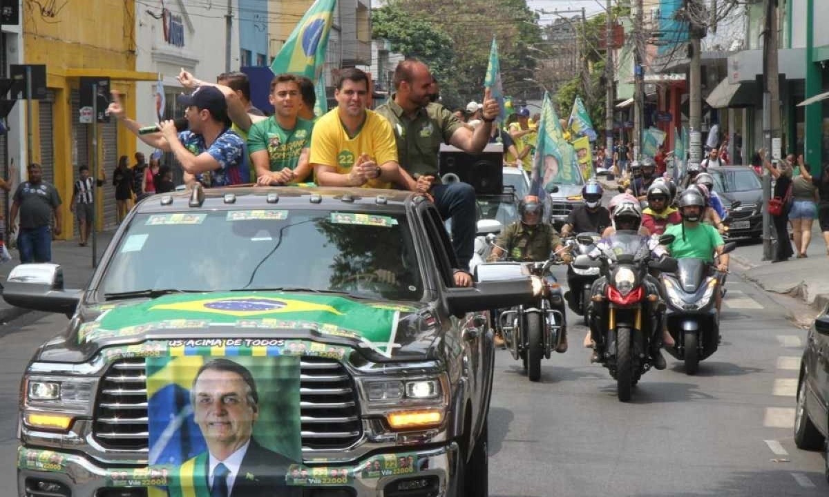 Motocarreata de Bruno Engler pelas ruas do Barreiro contou com Nikolas Ferreira, Cleitinho e Eduardo Bolsonaro -  (crédito: Jair Amaral/EM/D.A Press)