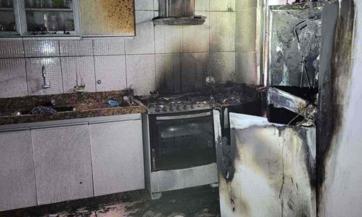 Cozinha ficou destruída após incêndio em Coronel Fabriciano -  (crédito: Divulgação/CBMMG)