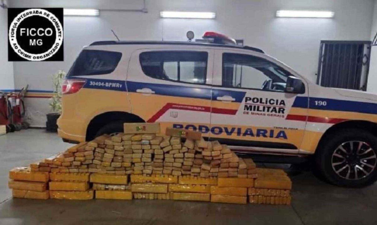 Droga estava escondida na lataria de um Corsa com placa do Mato Grosso do Sul -  (crédito: PMMG)