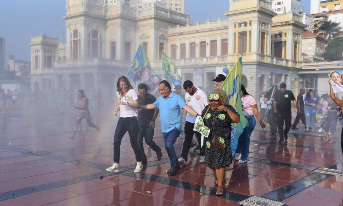 . O candidato a Prefeito de BH, Mauro Tramonte, ao lado de sua candidata a vice-prefeita Luisa Barreto, fizeram caminhada da Praça Sete à Praça da Estacão, onde entraram na fonte  -  (crédito: Gladyston Rodrigues/EM/D.A. Press)