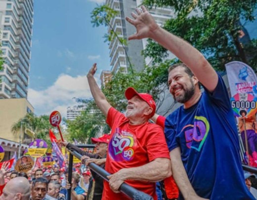 Lula e Boulos acenam para militantes em São Paulo, na véspera das eleições. Saldo das urnas do último dia 6 deixou o PT com 248 prefeituras -  (crédito:  Ricardo Stuckert/PR)