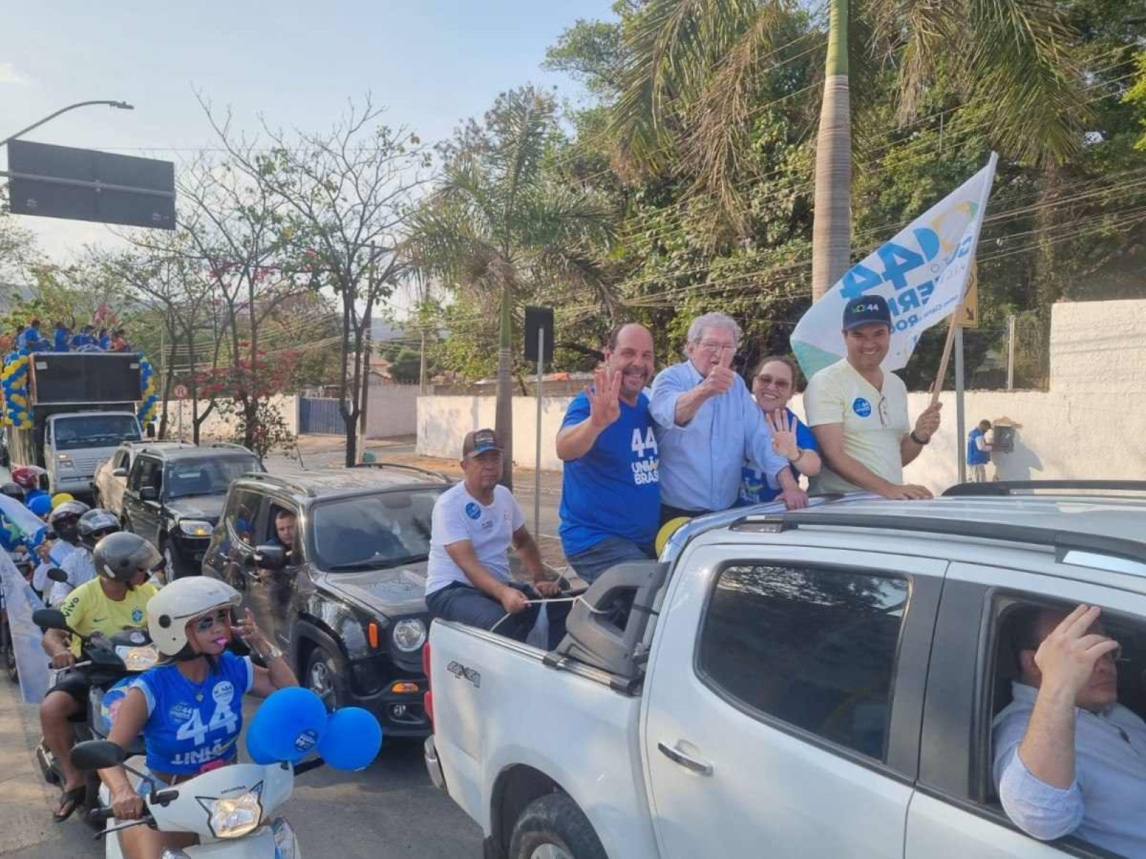 O prefeito de Montes Claros, Humberto Souto, aos 90 anos, em pé sobre uma caminhonete, ao lado do candidato a prefeito, do seu candidato a vice, Otávio Rocha (Progressistas), e da primeira-dama, Terezinha Brandão de Carvalho/Terezinha Mangabeira