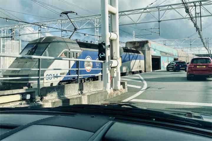 Em 18 de novembro de 1996 ocorreu o único incidente sério da história do Eurotúnel. O incêndio em um trem que transportava caminhões paralisou as operações até 4 de dezembro. Apesar da magnitude que o fogo atingiu, não houve mortos. 
