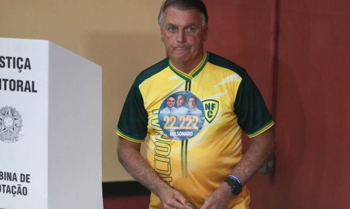  Eleições 2024. Bolsonaro votou na Vila Militar acompanhado dos filhos Carlos e Flávio e o candidato Ramagem, neste domingo (06). -  (crédito: Pedro Teixeira/Estadão Conteúdo)