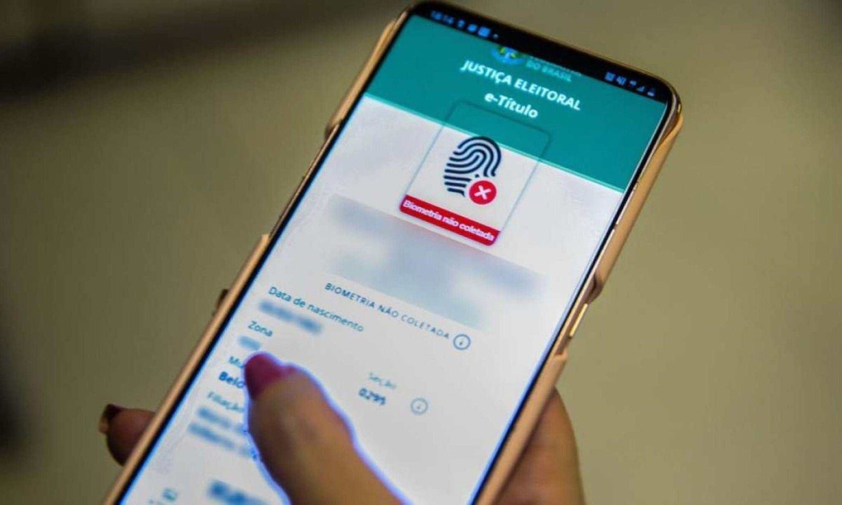 Celular aberto no app do e-título -  (crédito:  Marcello Casal Jr/Agência Brasil)