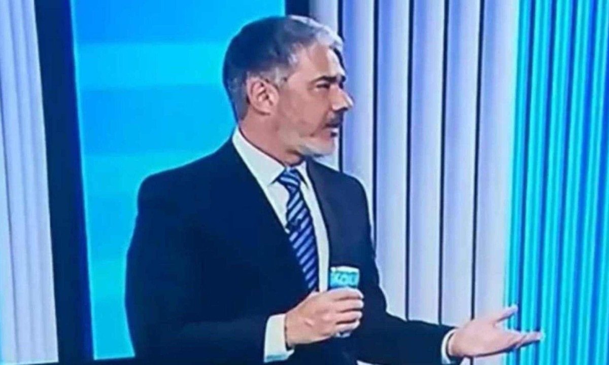 William Bonner mostrou lata de água em 2022 -  (crédito: Reprodução / TV Globo)