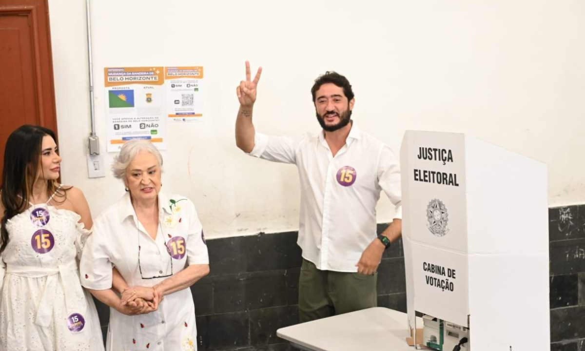 Gabriel Azevedo (MDB) votou acompanhado da mãe, dona Carminha, da irmã, Júlia, e da tia, Sônia  -  (crédito: Leandro Couri / E.M / D.A Press)