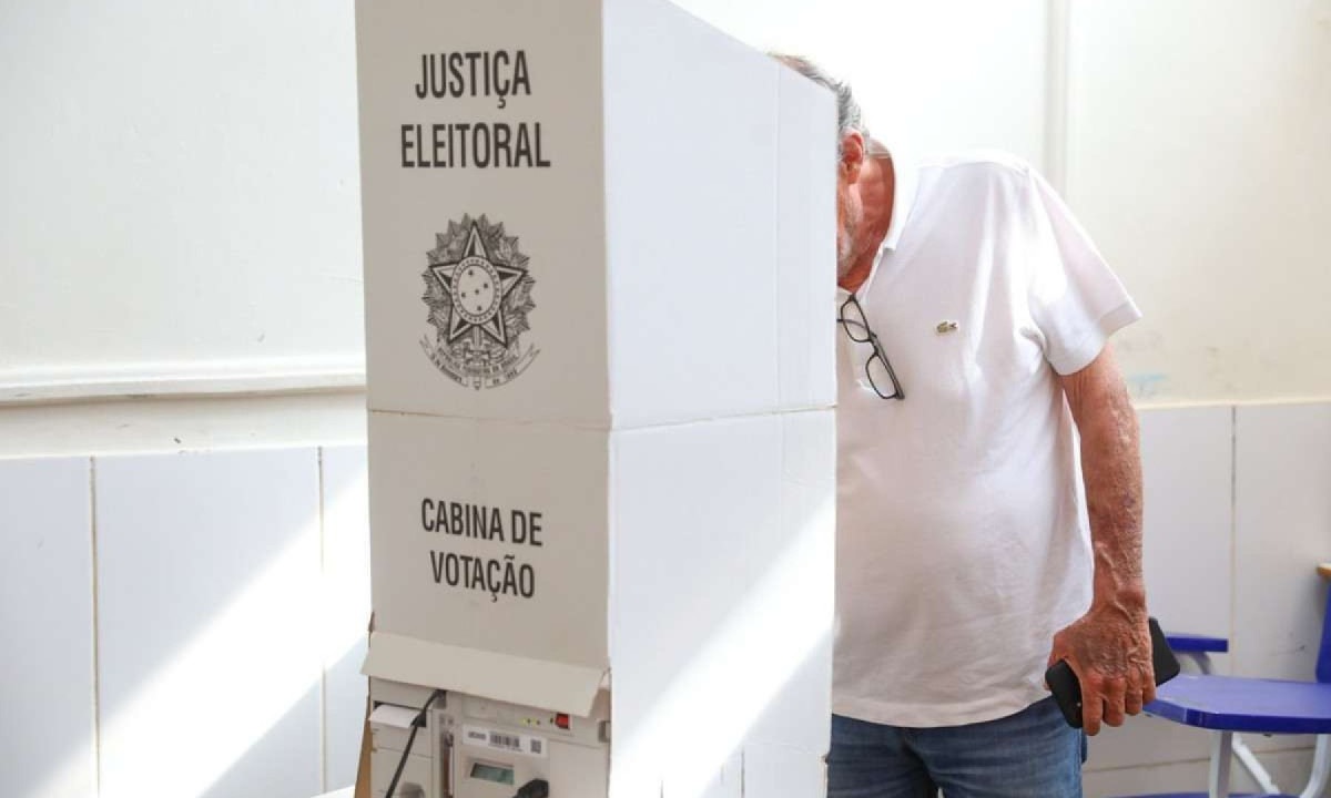 Eleitor na cabine de votaÃ§Ã£o -  (crédito:  PAULO H CARVALHO/Flickr)