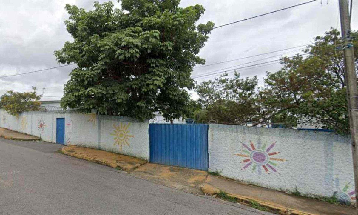 Escola Francisco Salles, no Bairro Darcy Ribeiro, em Contagem, onde a PMMG foi alvo de tiros ao abordar boca de urna -  (crédito: Reprodução/Google StreetView)