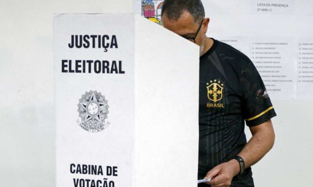  Homem na cabine de votação em São Paulo, neste 6 de outubro -  (crédito: Miguel SCHINCARIOL / AFP)