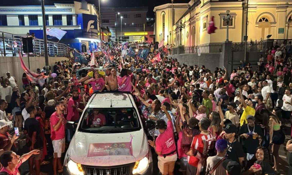 João Marcelo (Cidadania), prefeito reeleito de Nova Lima, na Região Metropolitana de Belo Horizonte, comemorou resultado com eleitores na praça Bernardino de Lima, no centro da cidade -  (crédito: Divulgação)