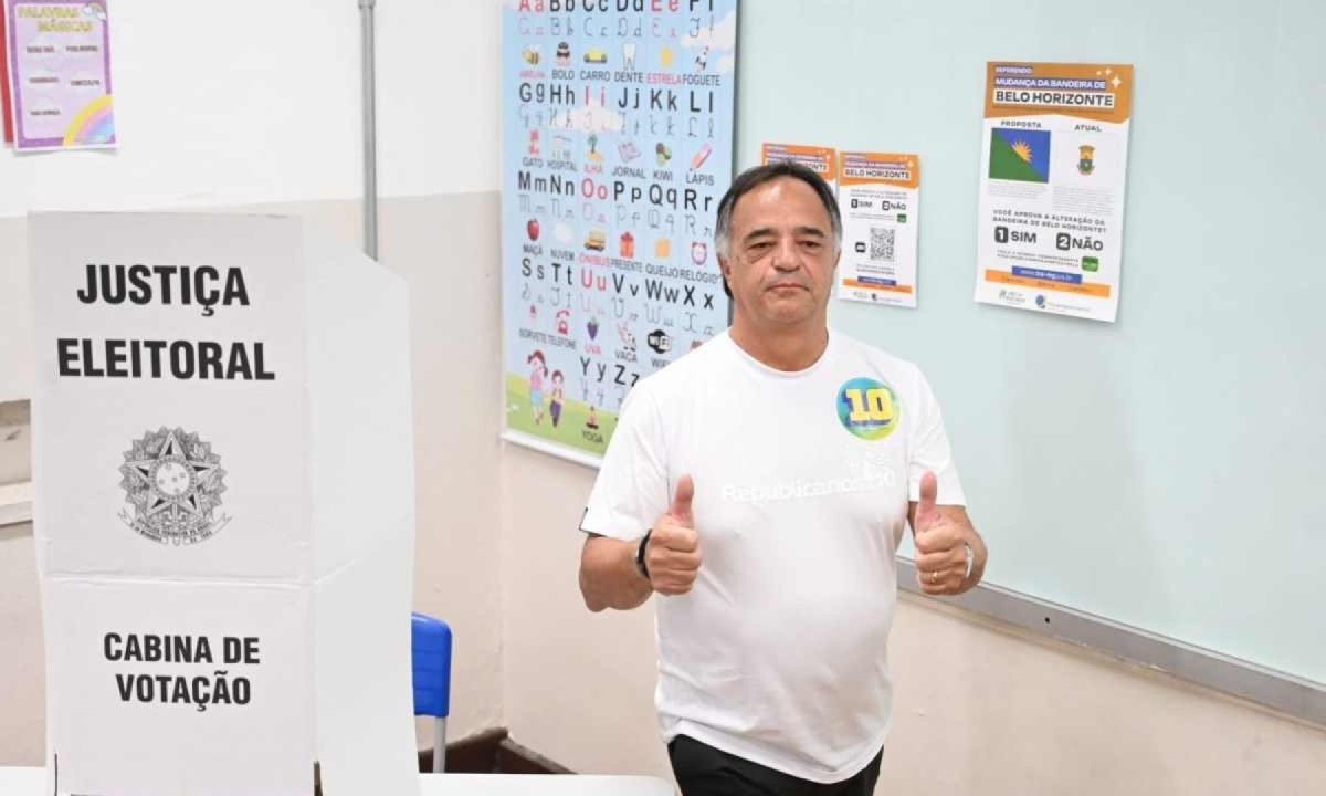 Tramonte chegou ao Colégio ao Colégio Decisão (ex-Izabela Hendrix), em Lourdes, às 10h30, e falou com a imprensa antes de votar -  (crédito: Leandro Couri / EM / D.A Press)