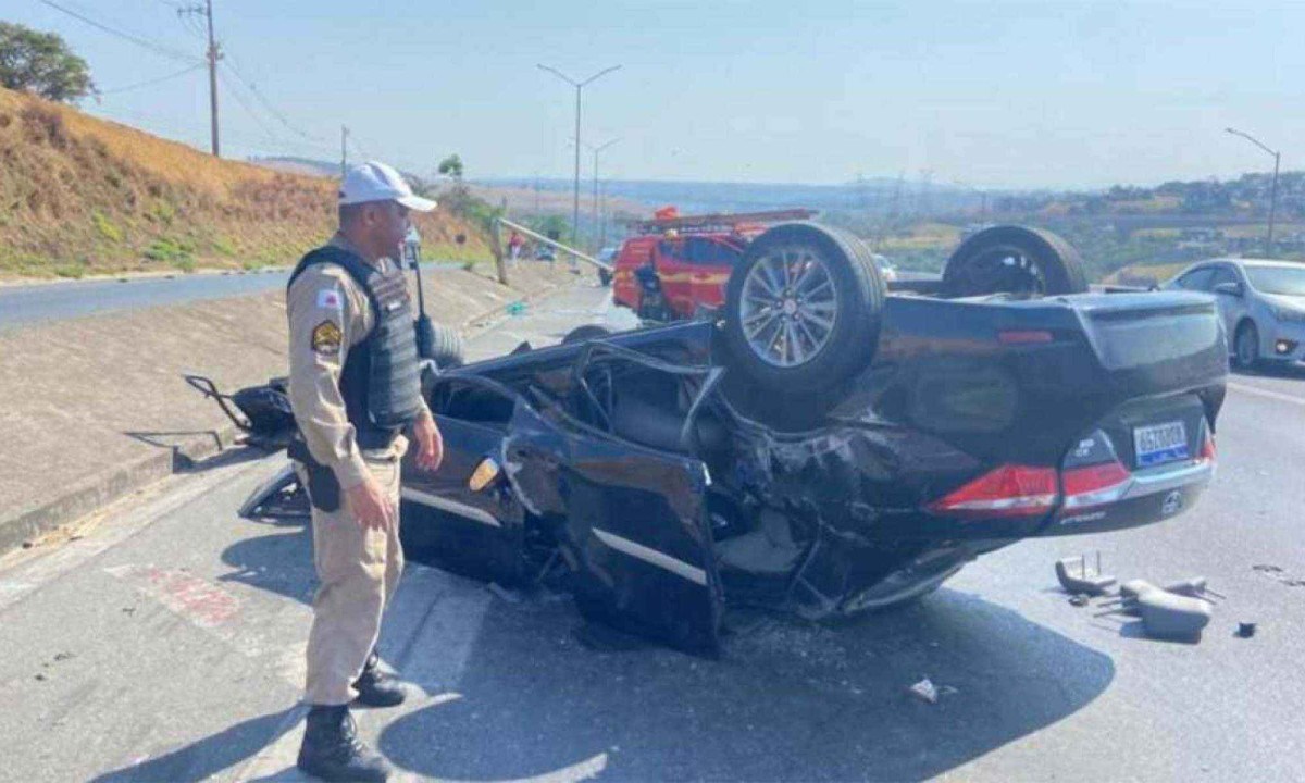 Toyota Corolla capotou deixando um homem morto e uma mulher ferida na MG-010, em Vespasiano -  (crédito: Divulgação/PMRv)